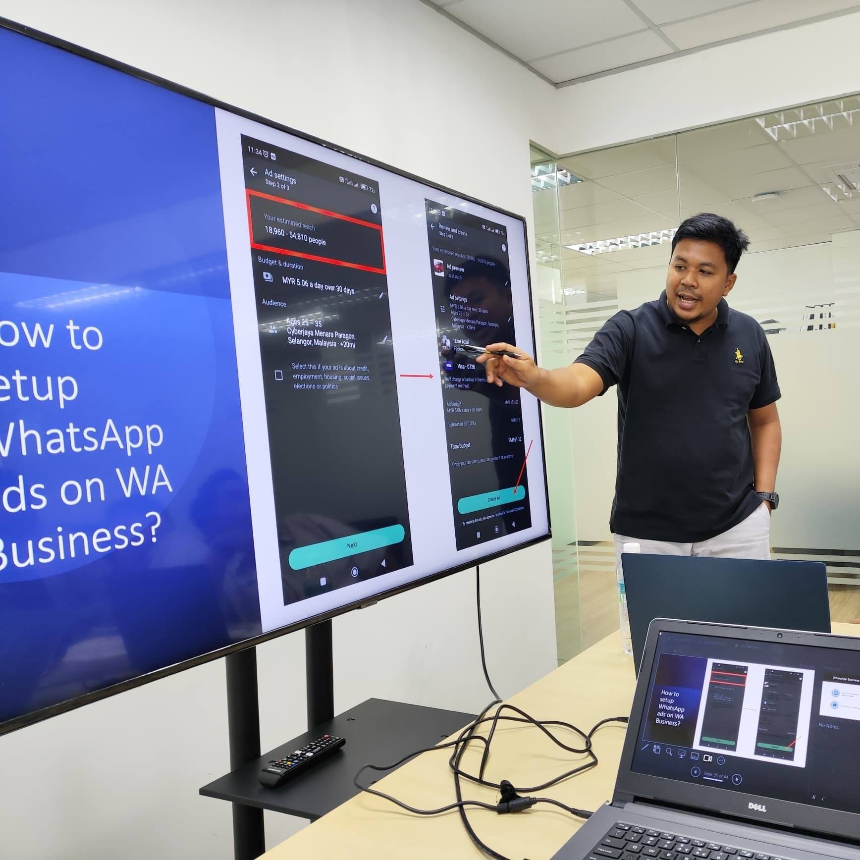 Izzat Azizi sedang mengendalikan sesi latihan praktikal